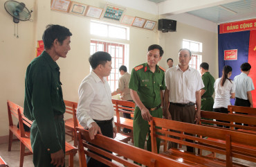 Công an Hương Sơn: bàn giao 60 ghế ngồi hội trường cho các nhà văn hóa thôn